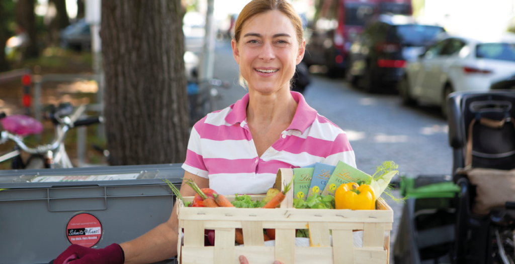 Christine Beuß mit Lebensmittel-Korb