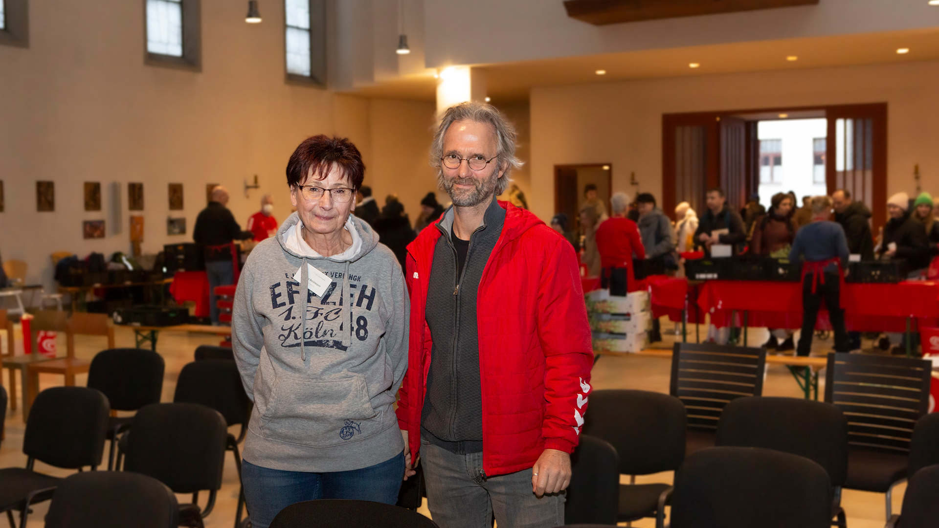 Monika Beckmann (FC-Stiftung) und Hanno Sprissler (katholische Gemeinde): Beide Vorstandsmitglieder sind bei der Lebensmittelausgabe aktiv dabei