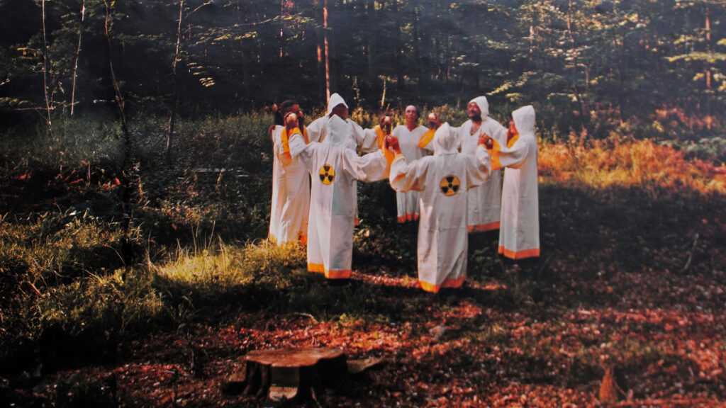 Keine konspirative Sekte: Die „Atomianer“ möchten mittels theatralischer Auftritte über die Risiken der Kernenergie informieren.