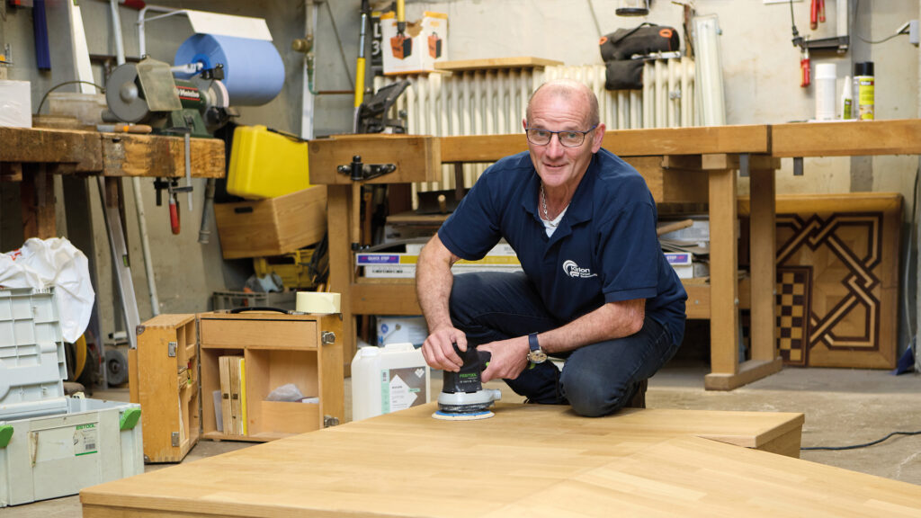 Heinz Kirion von Parkett Kirion verlegt neuen Boden und schleift alten wieder ab.