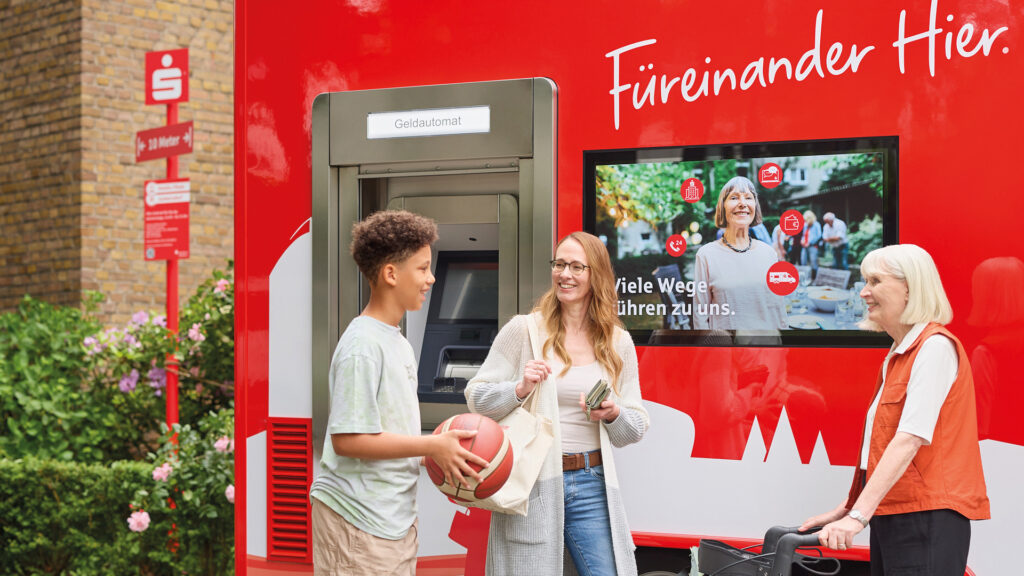 Jung und alt am neuen Sparkassen-Bus der Sparkasse KölnBonn