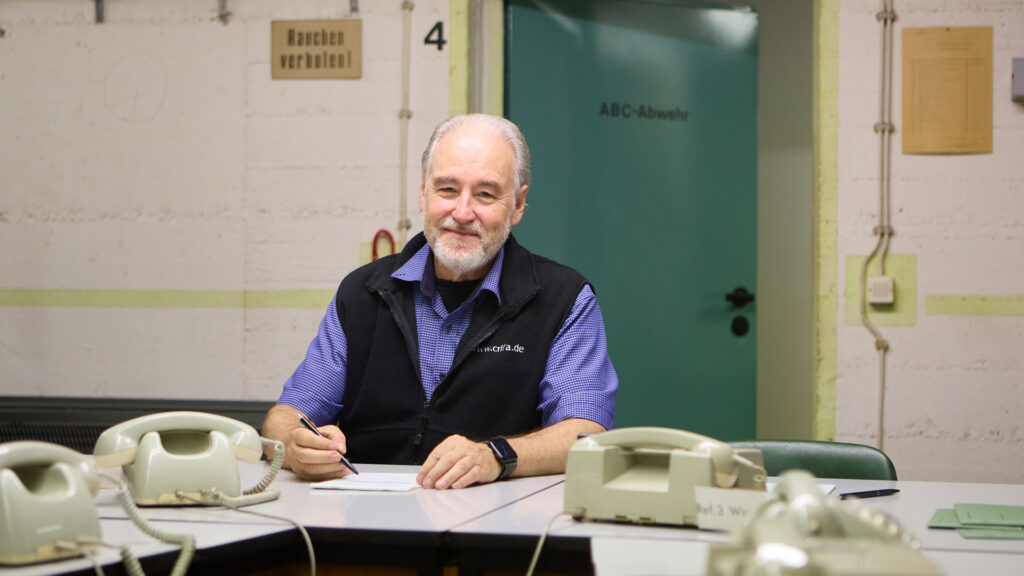 Robert Schwienbacher, Leiter des Vereins „Dokumentationsstätte Kalter Krieg“ in der Schaltzentrale des Kölner Bunkers