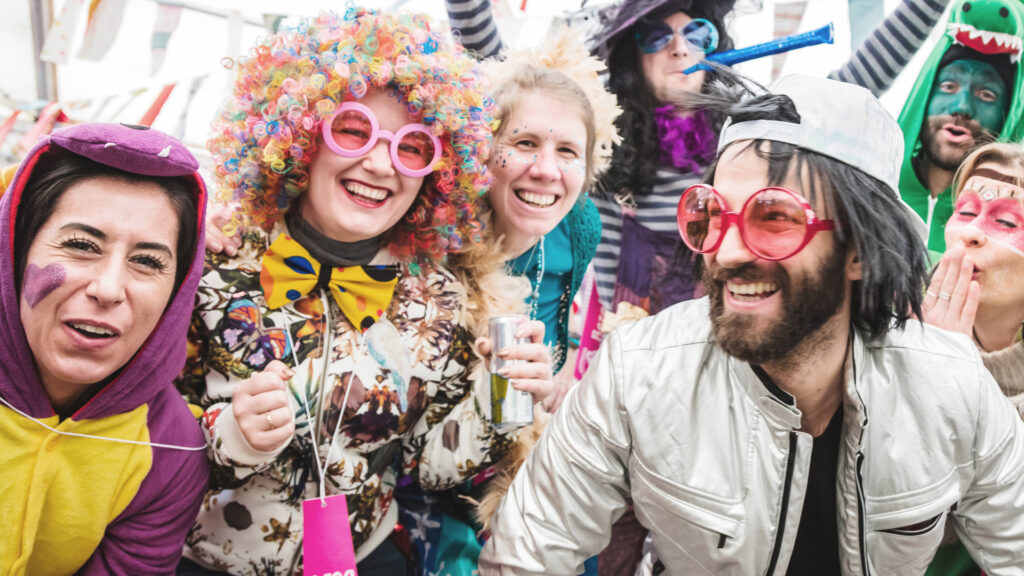 Kostümierte Menschen beim Karneval