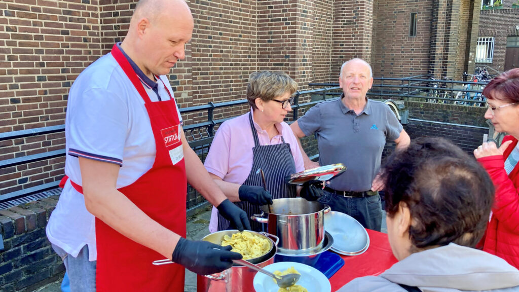 Warme Mahlzeit vor St. Karl