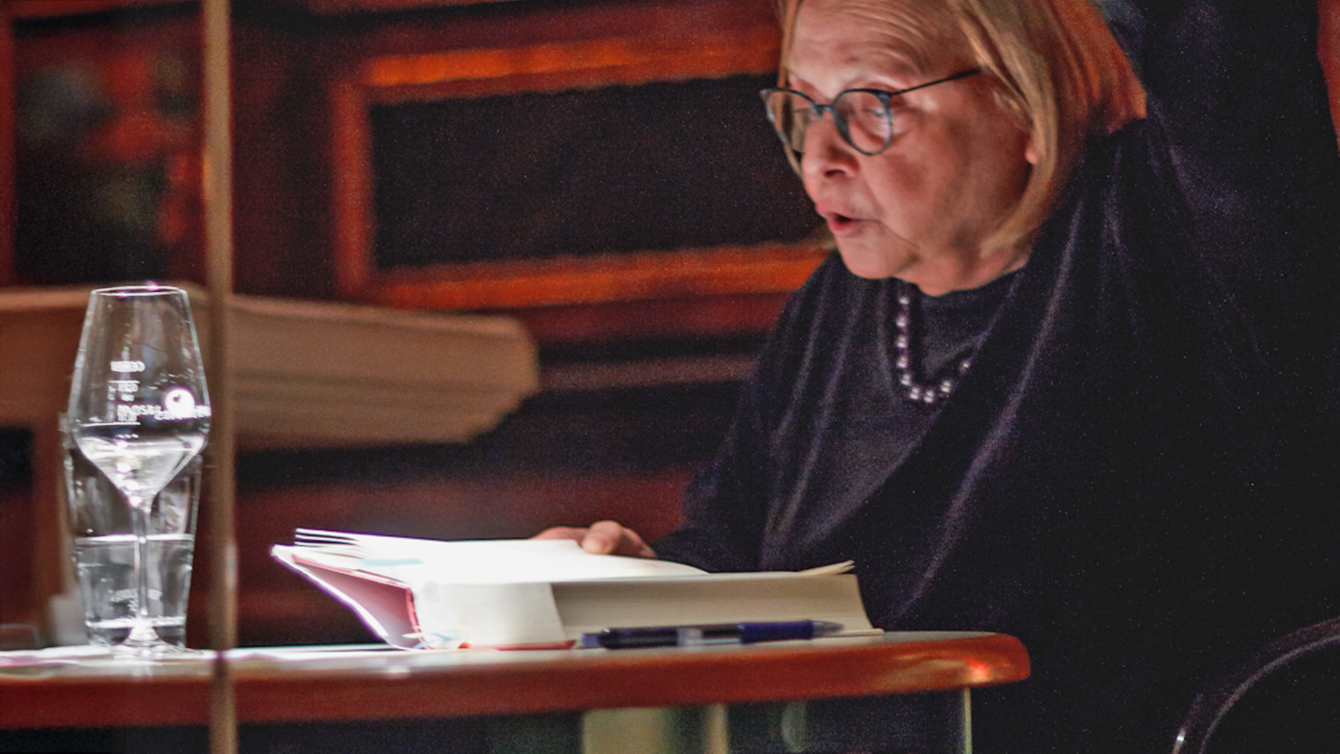 Schriftstellerin Hanne Hippe bei einer Lesung