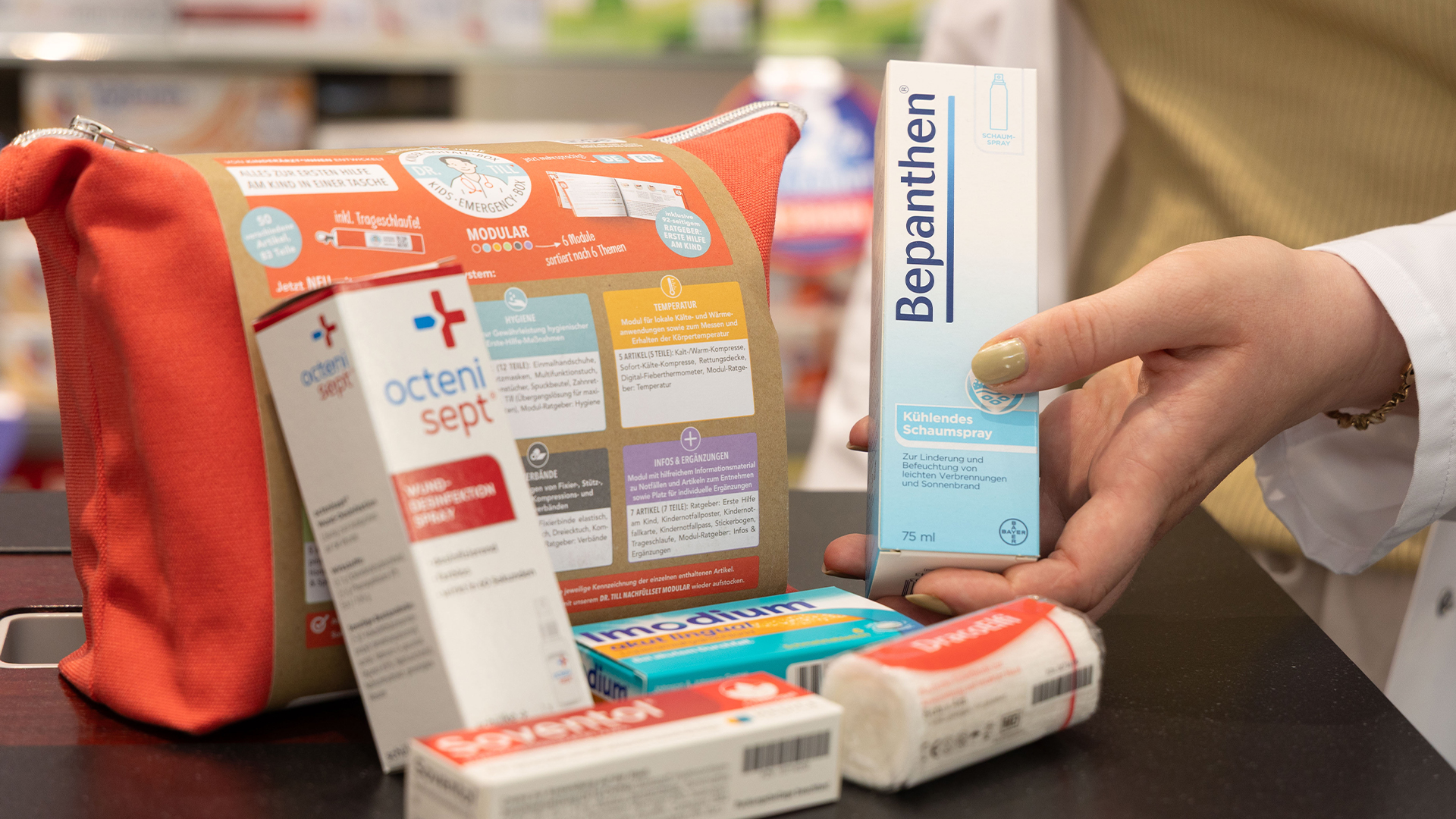 Für die kleinen Notfälle wie Insektenstiche, Durchfall, Fieber und ähnliches oder auch beim Befall mit Läusen können wir sofort helfen und mit einem Gesamtpaket zur Ersten Hilfe versorgen.