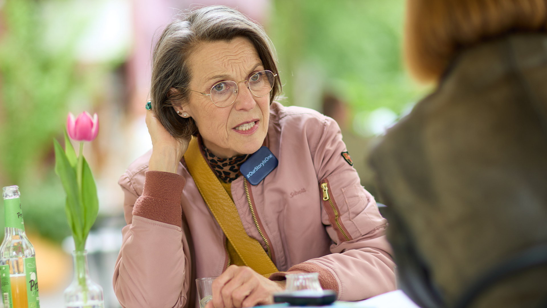 Wir haben uns mit Caroline Schreiber im Avero am Weyertal 15 draußen getroffen und sie nach unserer Stadt und unserem Viertel, ihrer Arbeit und ihrer Familie ausgefragt.