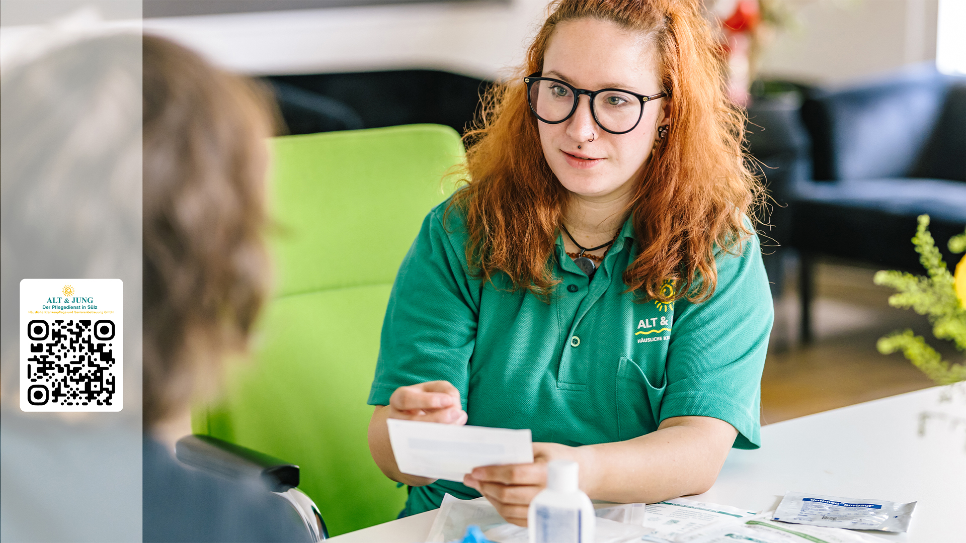 Pflegedienstleitung Monika Kendziora und ihre Mitarbeiterin Franzi haben gerade ihre Weiterbildung im Wundmanagement aufgefrischt.